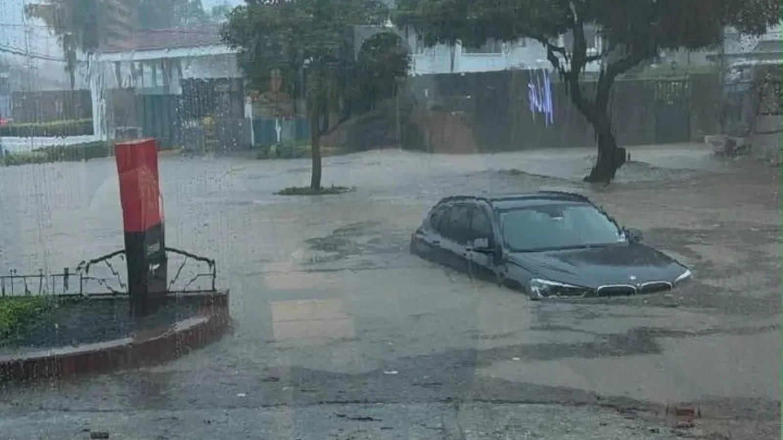 Lluvias torrenciales en Guayaquil: vehículos atrapados y