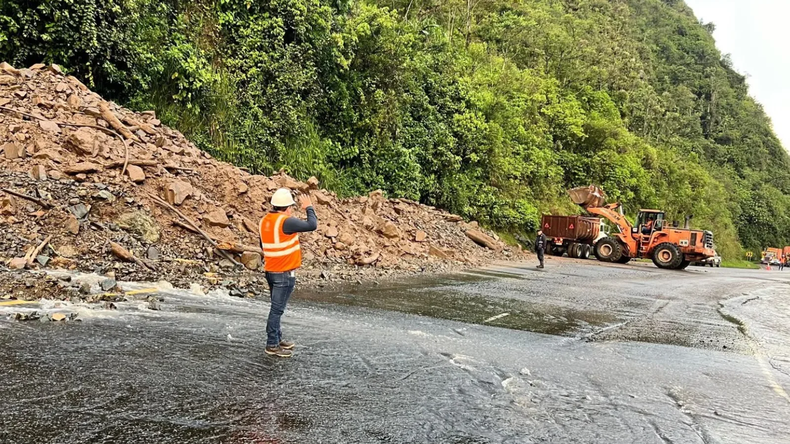 Cierran vía Alóag-Unión del Toachi por deslizamientos
