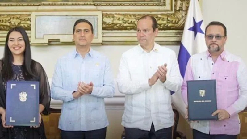 Ecuador y Panamá firman bases para negociar acuerdo