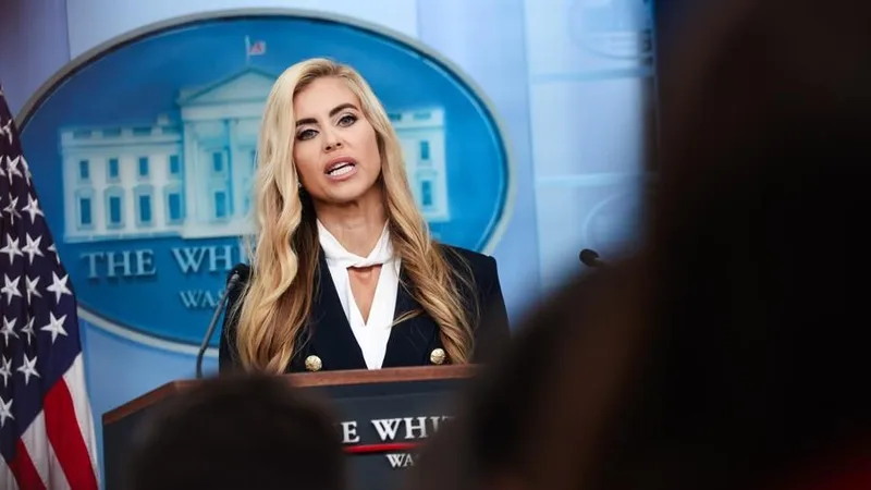 Portavoz de la Casa Blanca renuncia tras polémico debut