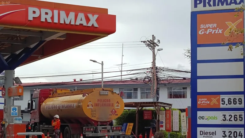 Transportistas ecuatorianos denuncian escasez de diésel por