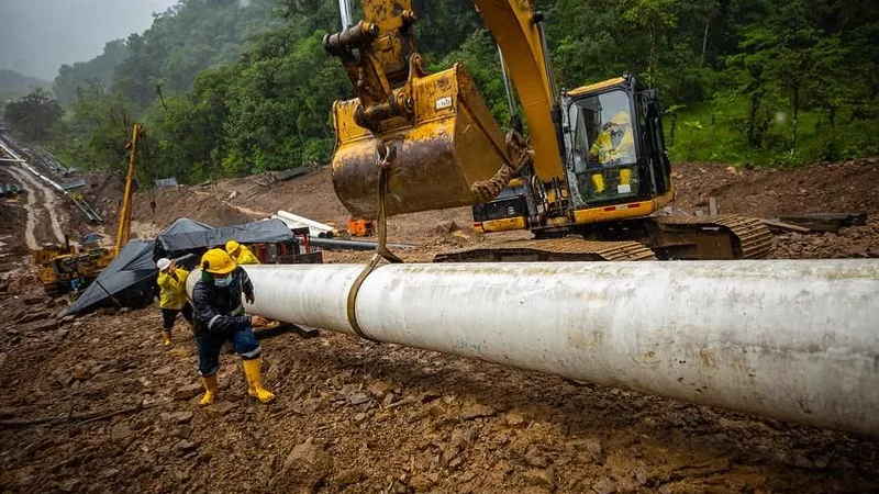 Ecuador reanuda transporte de crudo colombiano y espera USD