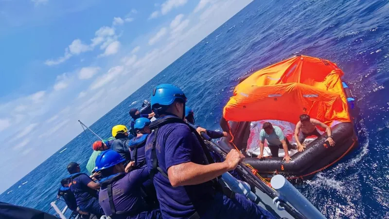 Armada intensifica búsqueda de 14 tripulantes desaparecidos
