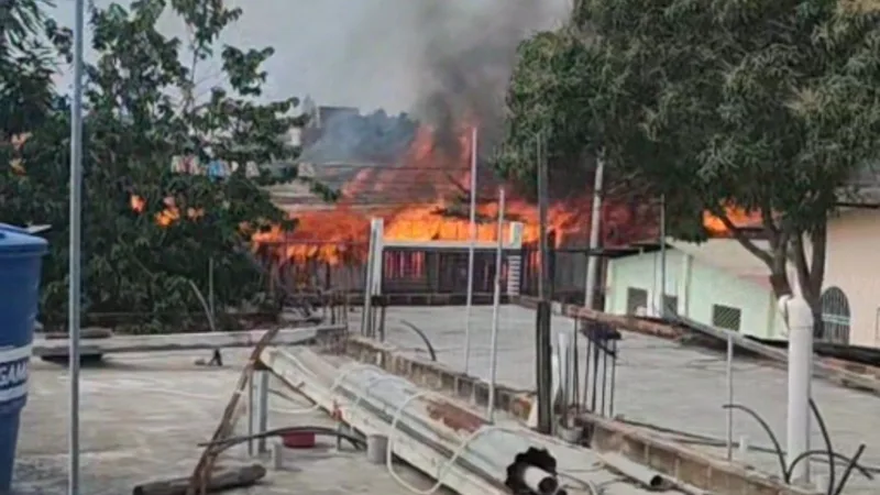 Incendio en bodega de Huaquillas moviliza equipos de